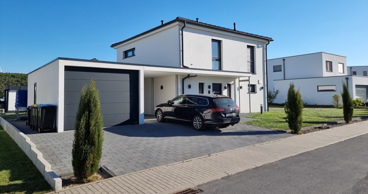 Frontansicht des Hauses mit Garage und Carport